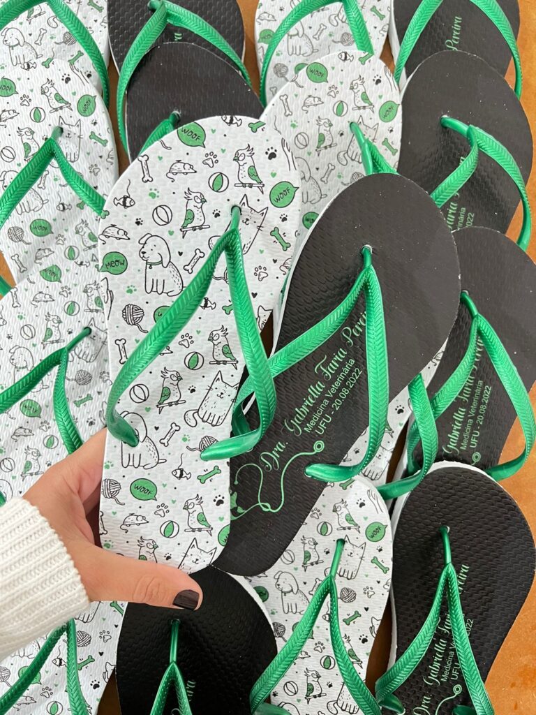 Chinelo personalizado de formatura de medicina. Produzido pela custumizu. 