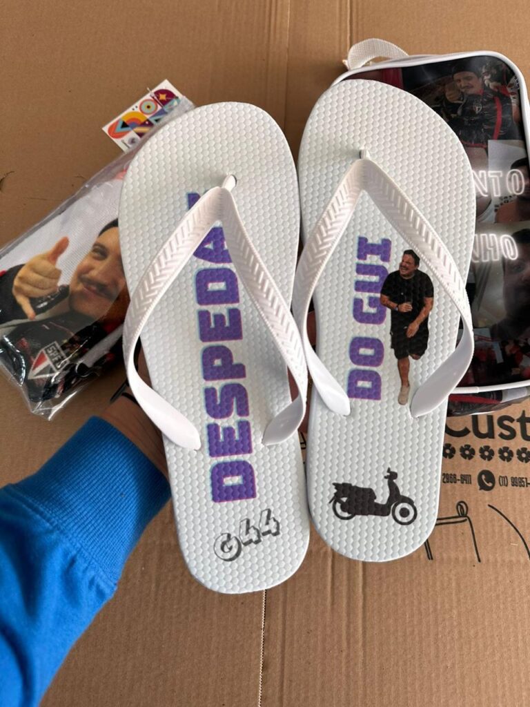 Chinelo personalizado para despedida de solteiro e casamento. Produzido pela Custumizu.