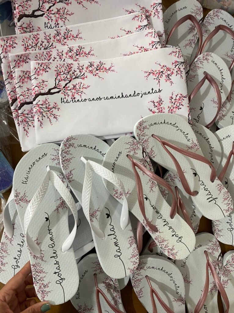 Chinelo personalizado tema cerejeira para casamento. 