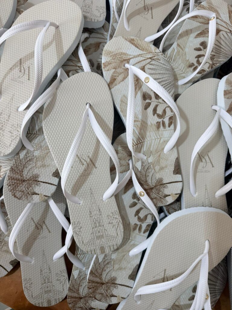 Modelo delicado de chinelo personalizado para casamento.