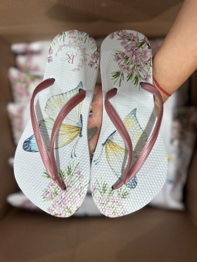 Chinelo personalizado estampa delicada para casamento. 