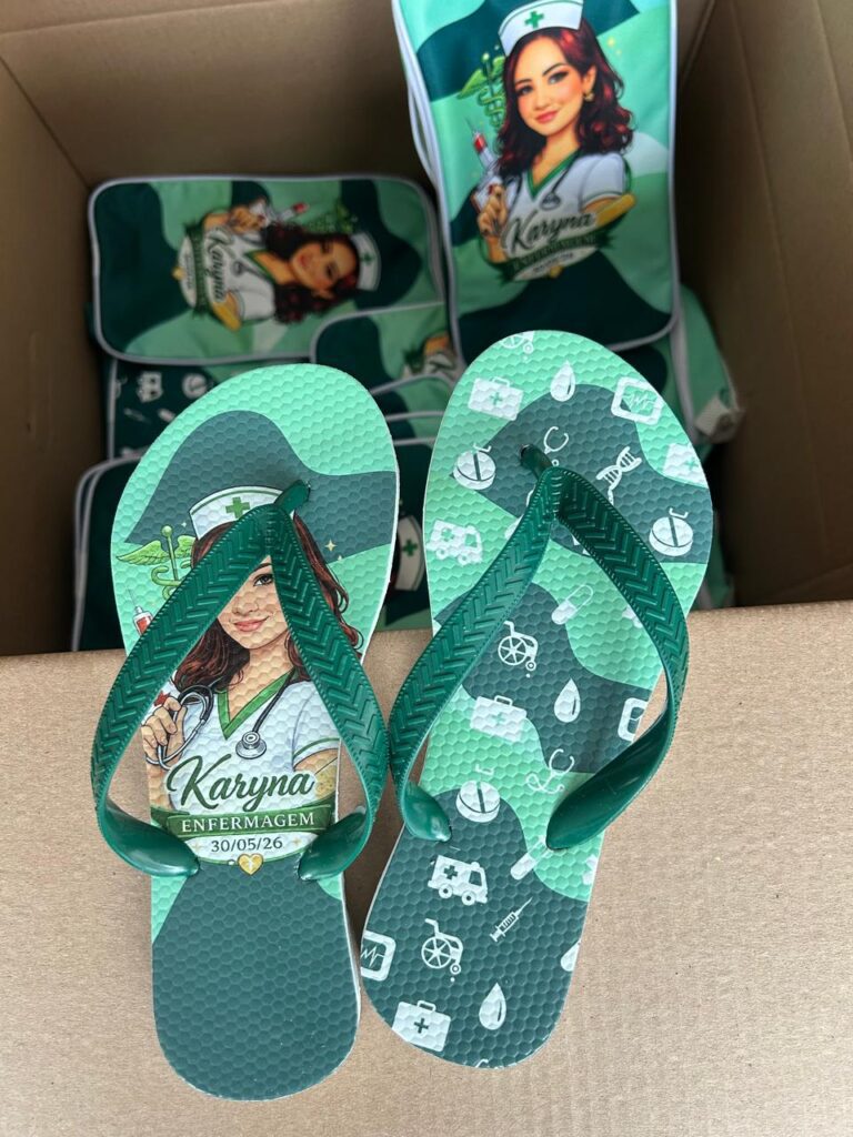 chinelos personalizados sendo usados na formatura