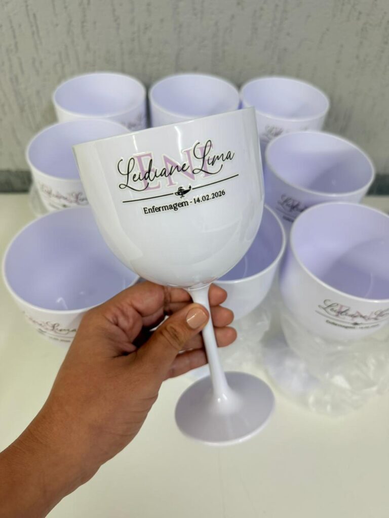 copos personalizados sendo usados em festa de formatura