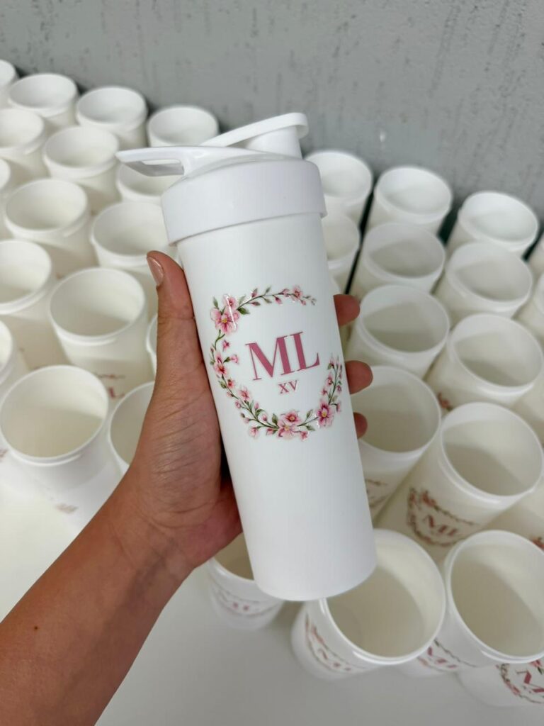 copos personalizados sendo utilizados em festa