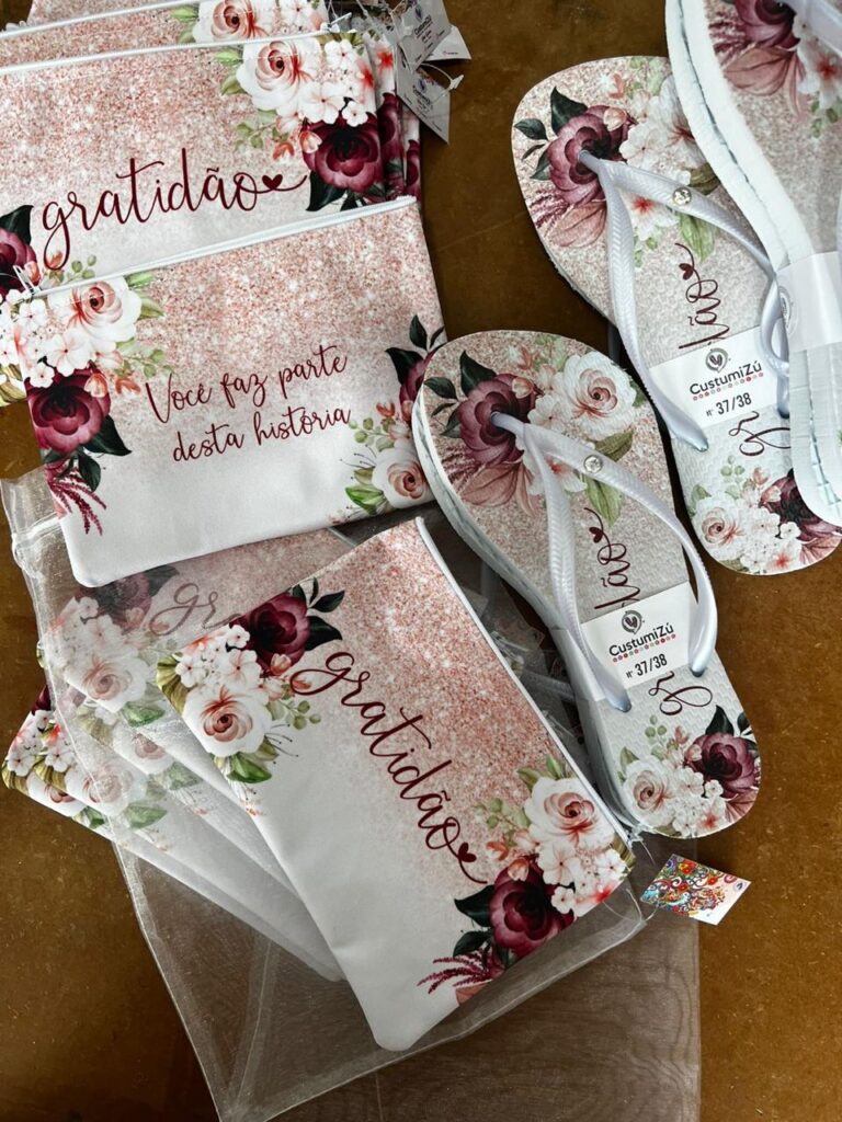 chinelos personalizados com estampa colorida para festa de 15 anos
