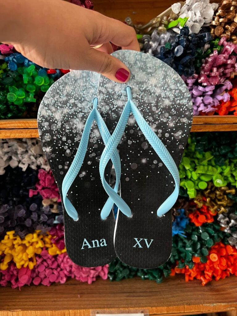 chinelos personalizados usados em festa de 15 anos