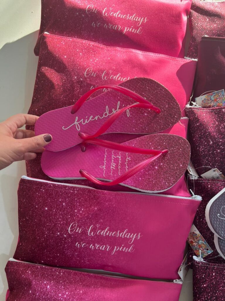 chinelos personalizados para festa de 15 anos sendo usados