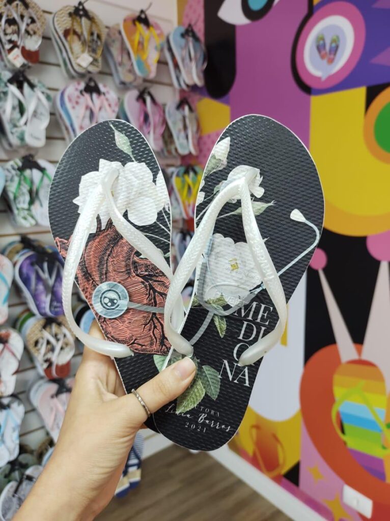 chinelos personalizados sendo usados na pista de dança da formatura