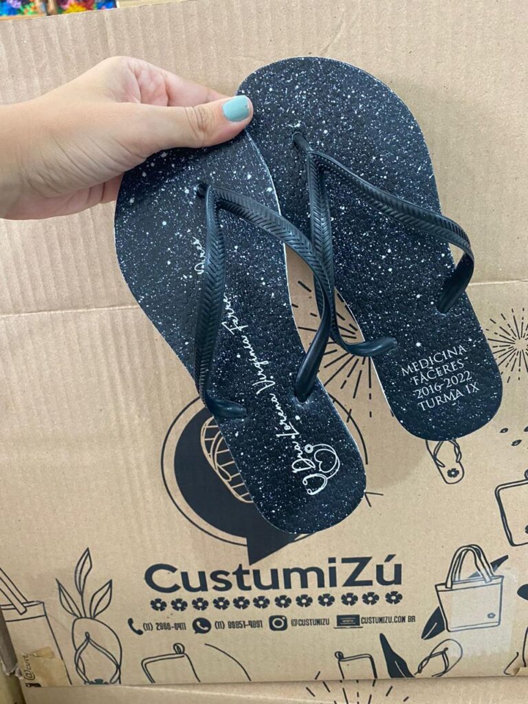 chinelos personalizados sendo utilizados durante festa de formatura