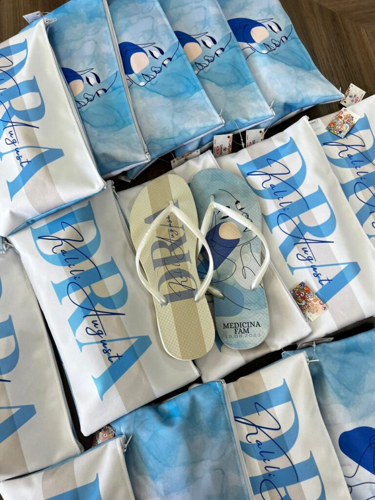 chinelos personalizados sendo usados durante formatura na pista de dança