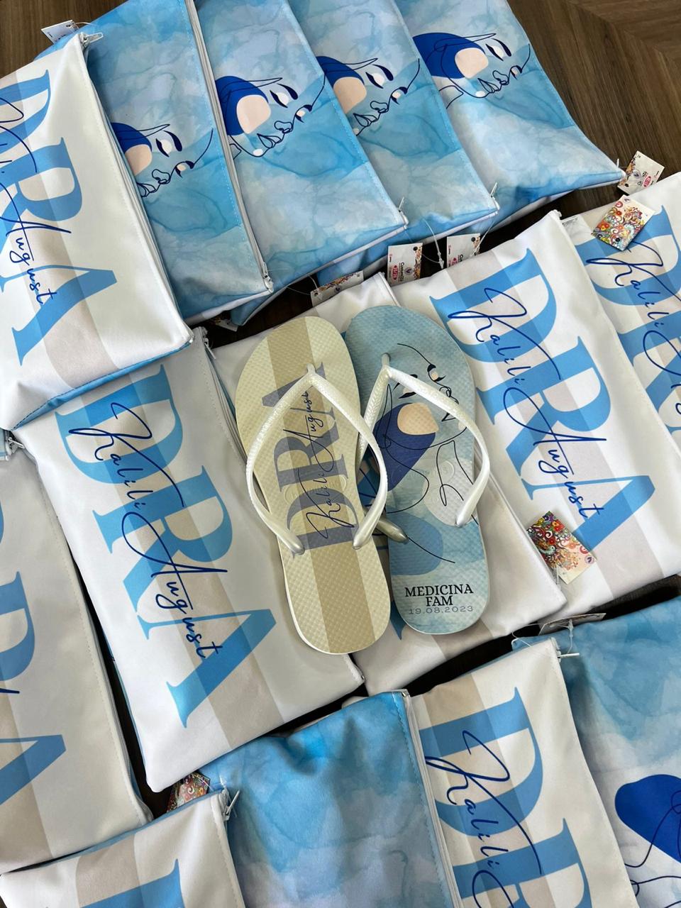 chinelos personalizados sendo usados durante formatura na pista de dança