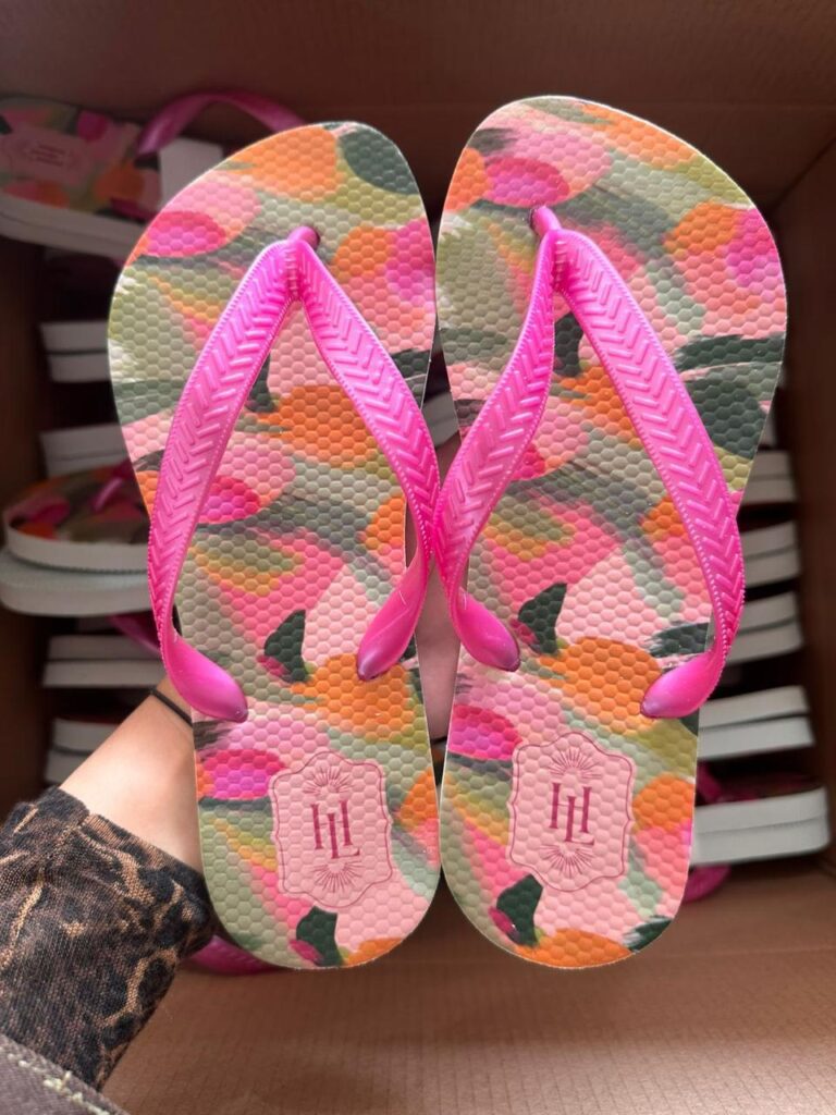 chinelos personalizados sendo usados na pista de dança em festa de 15 anos