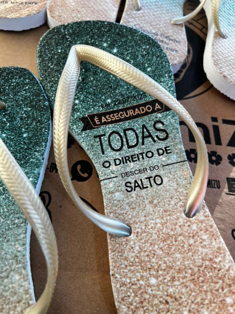 chinelos personalizados sendo usados na pista de dança da formatura