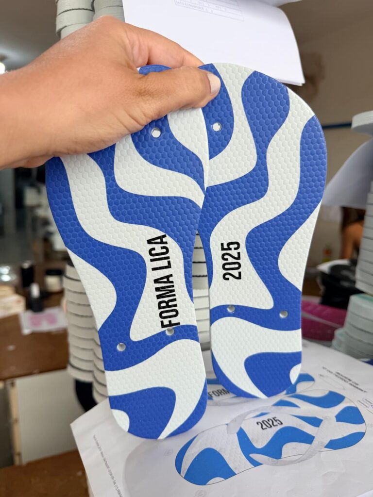 distribuição de lembrancinhas em evento real de formatura