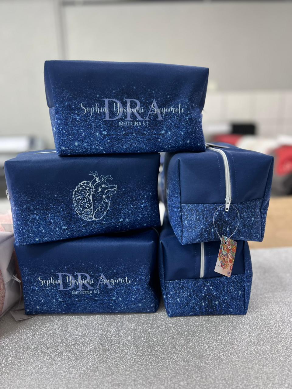 entrega de lembrancinhas em evento real de formatura