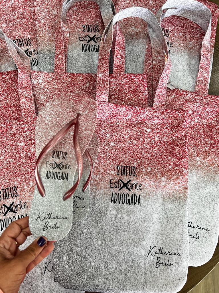 kit com bolsa sendo entregue como lembrancinha de formatura