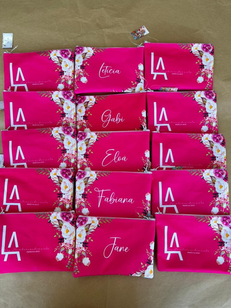 kit com bolsa e chinelo personalizado para festa de 15 anos