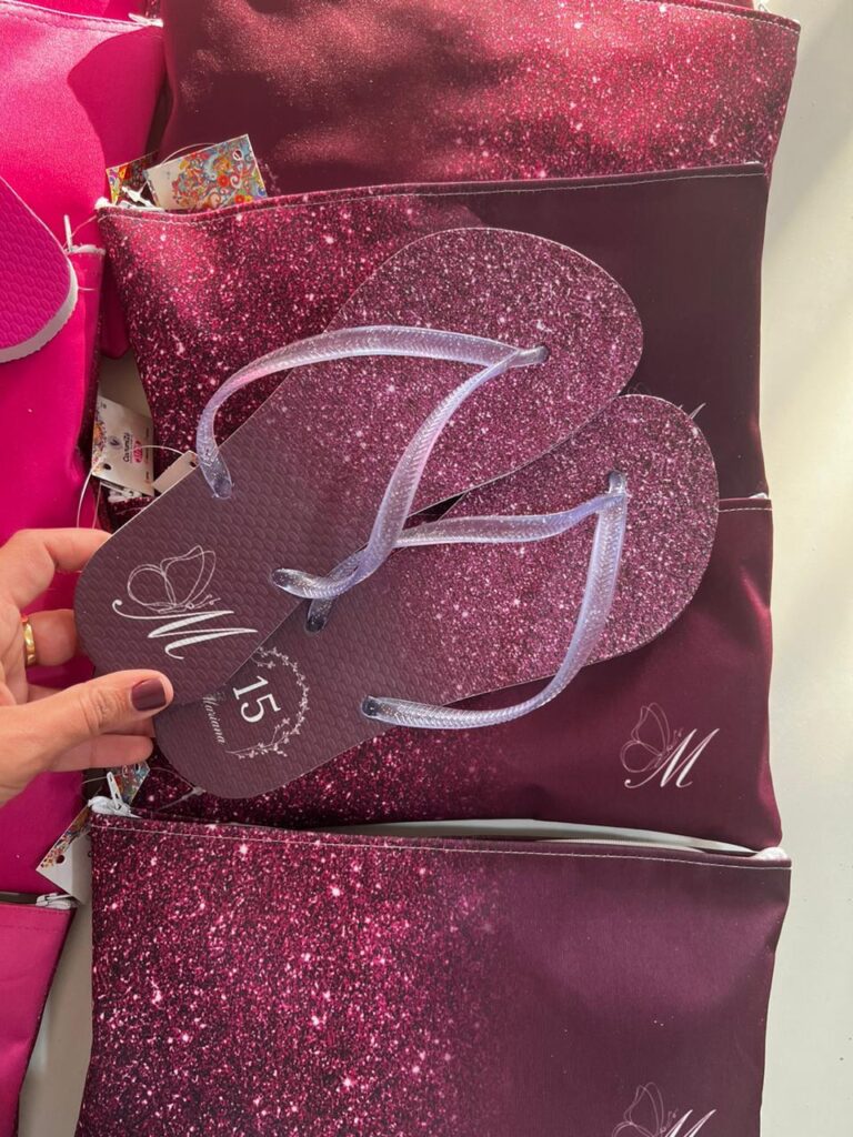 kit com bolsa e chinelo personalizado para festa de 15 anos
