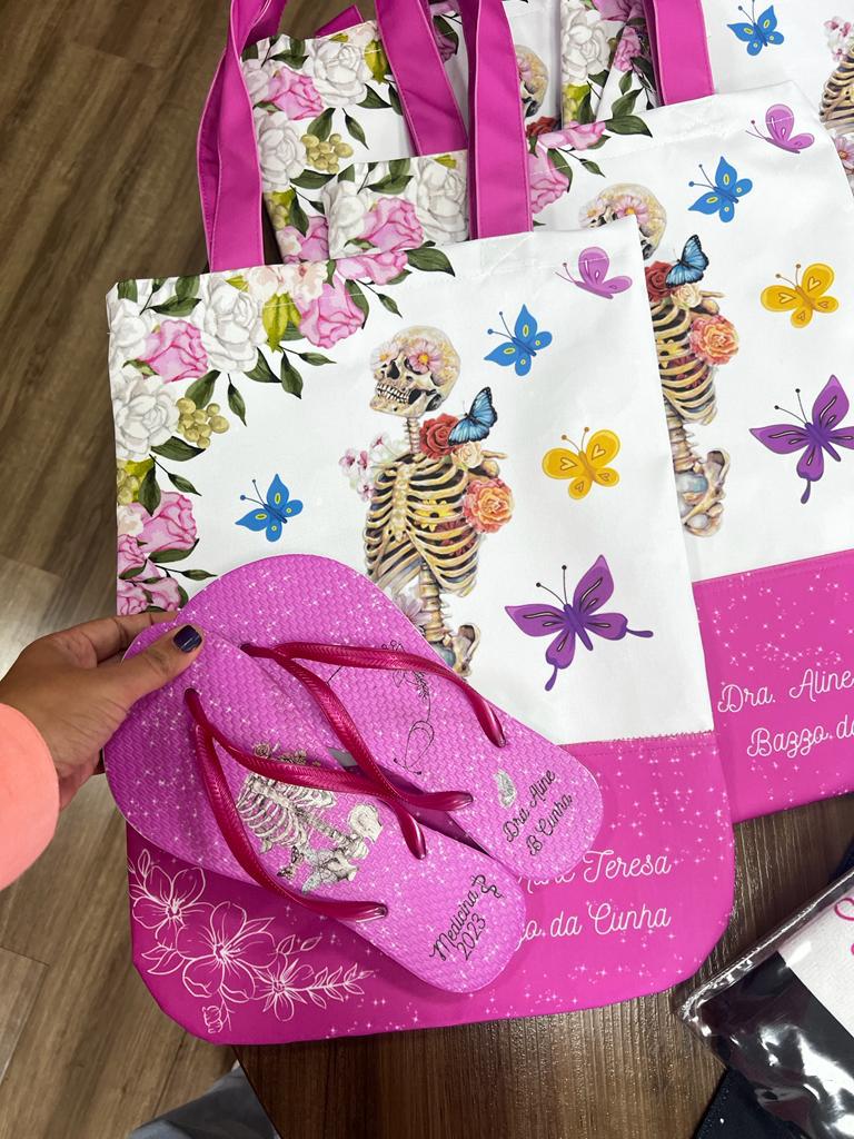 chinelos personalizados sendo usados na pista de dança da formatura