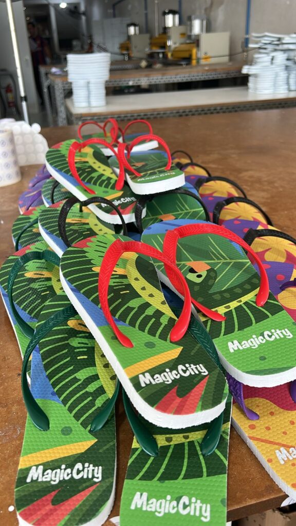 chinelos personalizados valem a pena em festas