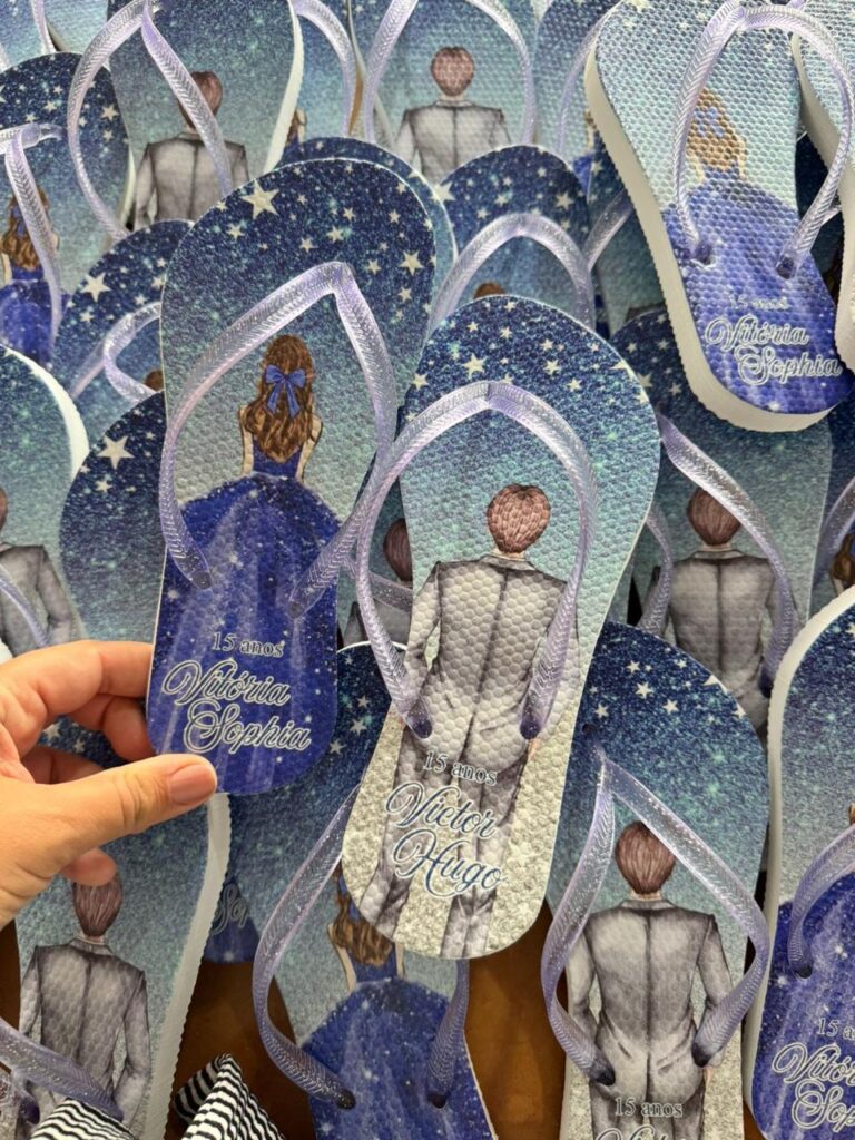 convidados usando chinelos personalizados na festa