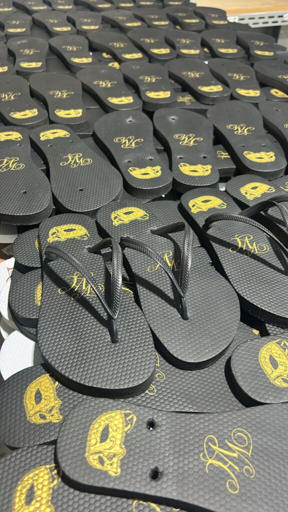 convidados usando chinelos personalizados